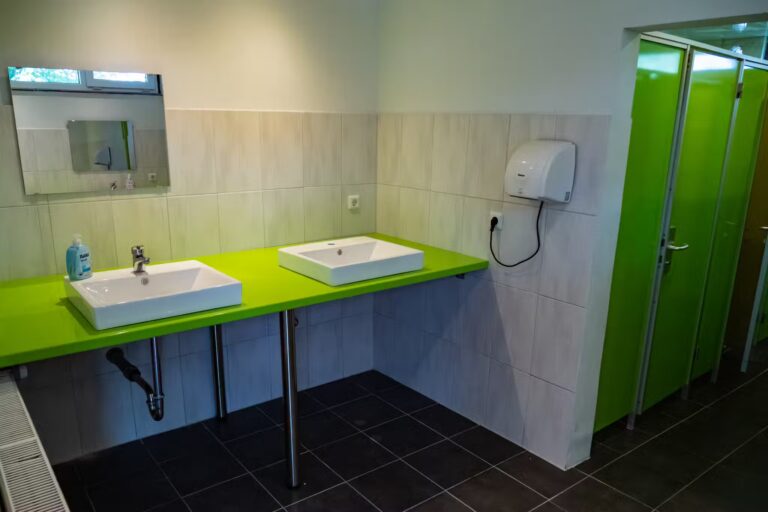 Campingplatz Am Kraehenberg Blick auf Sanitaergebaeude mit Waschbecken und WC Kabinen von innen 768x512