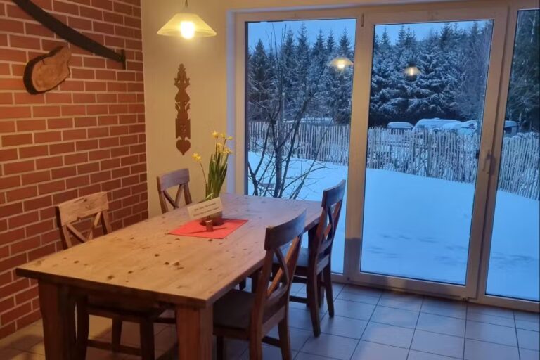 Campingplatz Am Schierker Stern Aufenthaltsraum mit Fernseher Spuel und Kochmoeglichkeit 480f15b5 549c 4ca2 b433 2a9cfc55a915 768x512