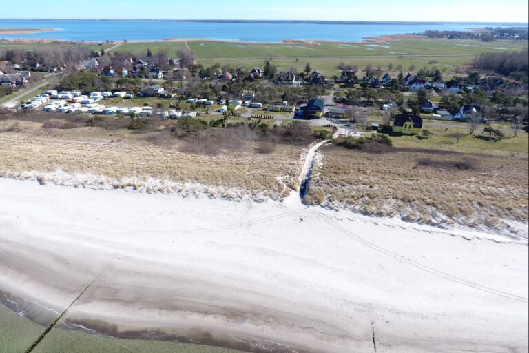 Campingplatz An den Strandduenen Blick auf die Kueste aus der Vogelperspektive c67379c0 45b0 491f badb aa255e473055 768x512