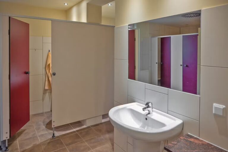 Campingplatz Das Kreuzeck Camping am Kreuzeck Innenansicht des Sanitaergebaeudes 851e1700 0e13 4b7c 91d0 64e22ffb8971 768x511