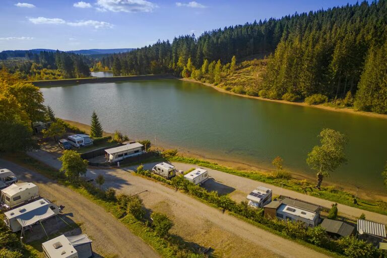 Campingplatz Das Kreuzeck Camping am Kreuzeck Luftaufnahme des Campingplatzes am See e7bc2375 32be 4e13 8690 0206f287261f 768x512