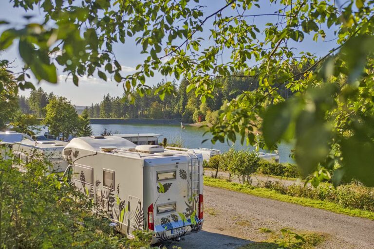 Campingplatz Das Kreuzeck Camping am Kreuzeck Stellplaetze mit Blick auf den See 4e272c01 e4c4 43d3 ba19 75af2bd29ef8 768x512