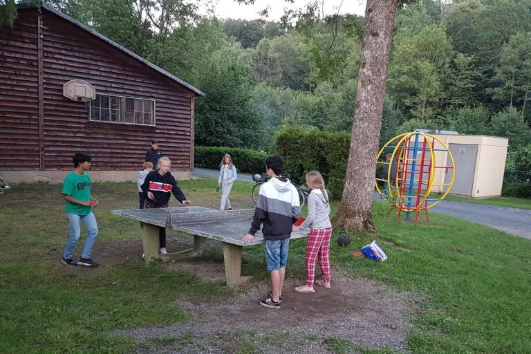 Campingplatz Eulenburg Kinder beim Tischtennisspielen auf dem Campingplatz d69cfc72 8fe0 46a7 89c0 a4f54418b9b3 768x512