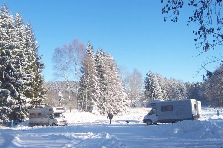 Campingplatz Eulenburg Verschneite Stellplaetze im Winter cfa9a6b4 e9d8 4997 9a35 256fec8ae700 768x512