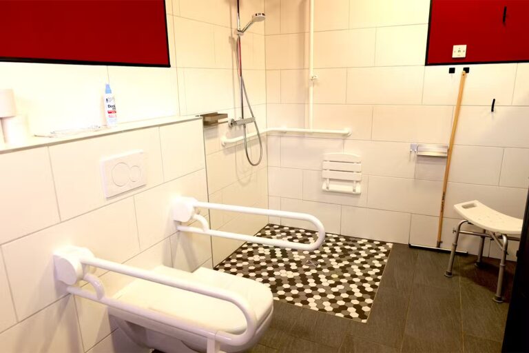 Campingplatz Hetzingen Barrierefreies Badezimmer auf dem Campingplatz 2ad48bf2 afd8 45f7 a282 40d7f19870b5 768x512
