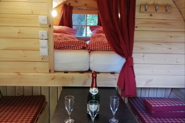 Campingplatz Hetzingen Innenraum vom Wohnfass mit Doppelbett auf dem Campingplatz 768x512