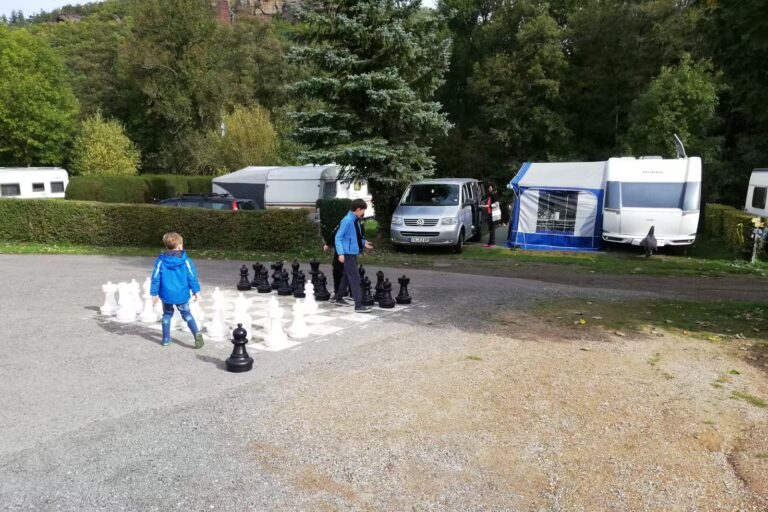 Campingplatz Hetzingen Kinder spielen Gartenschach auf dem Campingplatz 768x512