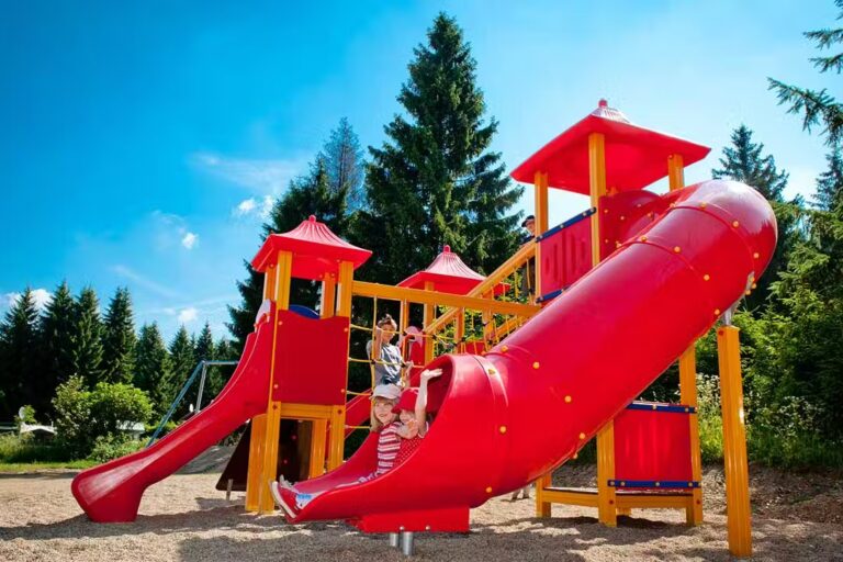 Campingplatz Prahljust Kinder auf dem Spielplatz vom Campingplatz 768x512