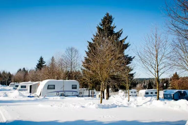 Campingplatz Prahljust schneebedeckte Wohnmobile auf dem Campingplatz 768x512