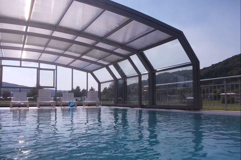 Campingplatz Sonnenwiese Blick auf den Pool mit berdachung auf dem Campingplatz de99a1a3 4c19 4871 b22a 664b9fbd45fd 768x512