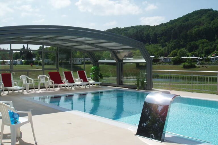 Campingplatz Sonnenwiese bderdachbares Schwimmbecken mit Sonnenliegen 2906eef7 f9e1 42bf 9707 5dac99e1c802 768x512