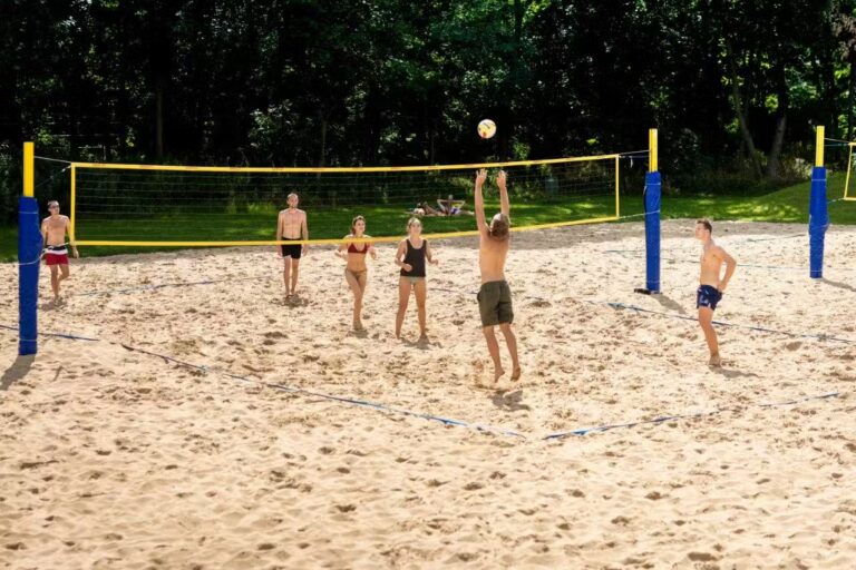 Campingplatz am Badesee Coswig Koetitz Gaeste spielen auf dem Beachvolleyballfeld beim Campingplatz 768x512