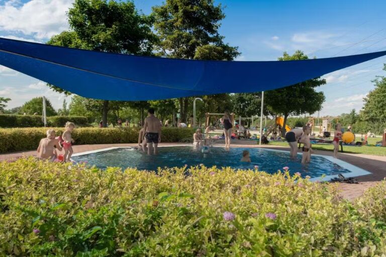 Campingplatz am Badesee Coswig Koetitz Kinderbecken aus der Sonne 768x512