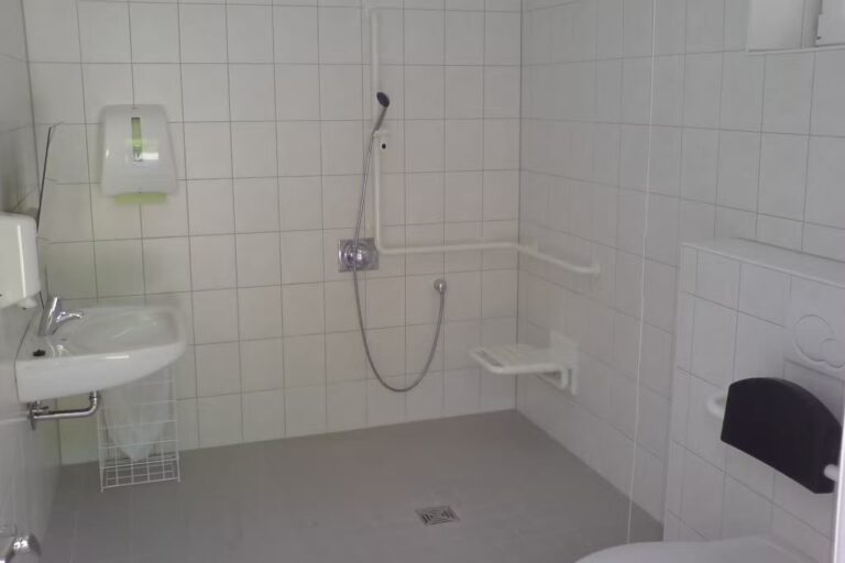 Campingplatz am Waldbad Barrierefreiheit im Sanitaerbereich vom Campingplatz 768x512