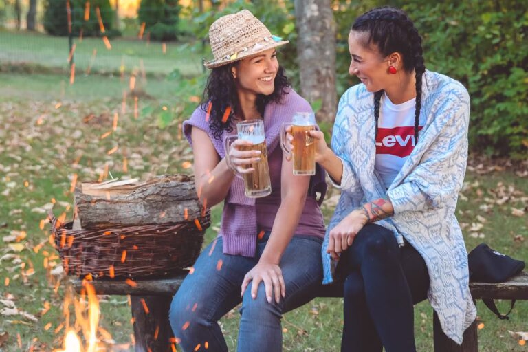 Campingplatz und Strandbad Hasse Gaeste am Lagerfeuer auf dem Campingplatz 768x512