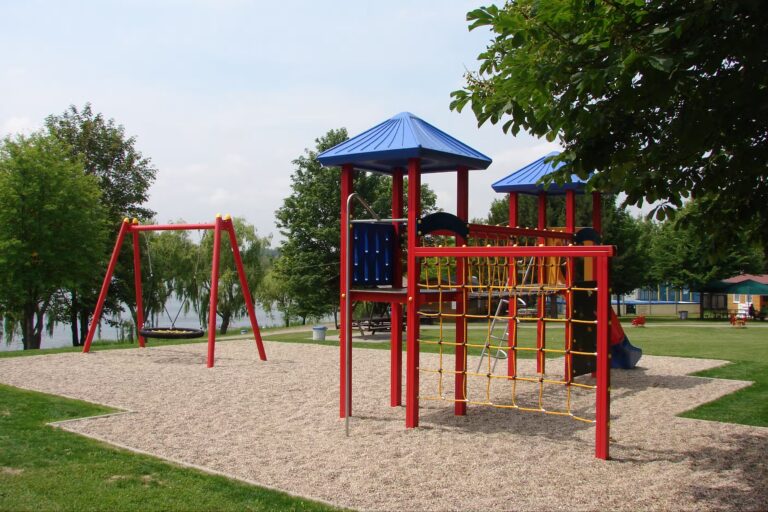 Campingplatz und Strandbad Hasse Kinderspielplatz neben dem See auf dem Campingplatz 768x512