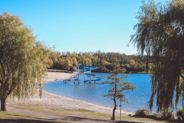 Campingplatz und Strandbad Hasse Rutsche in den See auf dem Campingplatz 768x512