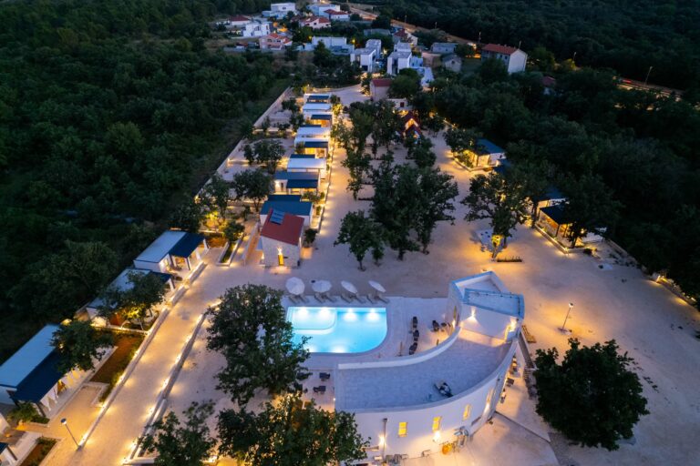 Dionis Zaton Camping Luftaufnahme des Campingplatzes bei Abend 629bdac6 5f62 43a5 b9d1 0c9e9a753366 768x512