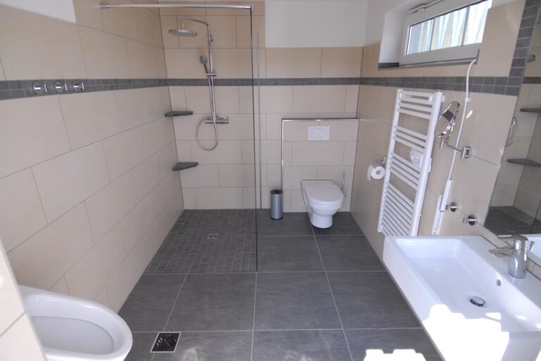 Eifel Camp Freilinger See Blick in den Sanitaerbereich vom Campingplatz mit Dusche Toilette Heizung und Waschbecken 1 768x512