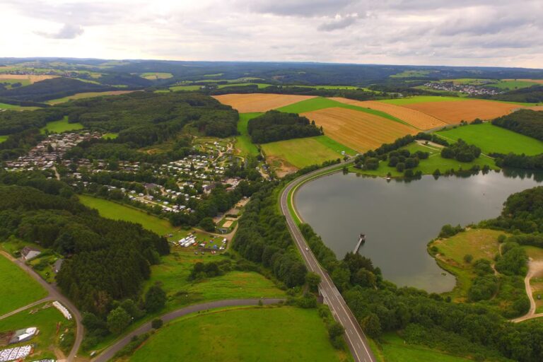 Eifel Camp Freilinger See Luftaufnahme vom Campingplatz in der Eifel 1 768x512