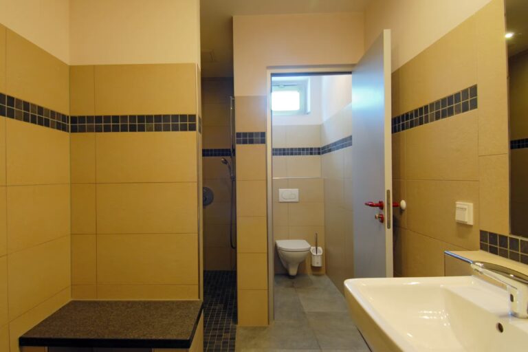 Eifel Camp Freilinger See Sanitaerbereich vom Campingplatz mit Waschbecken und Toilette 1 768x512