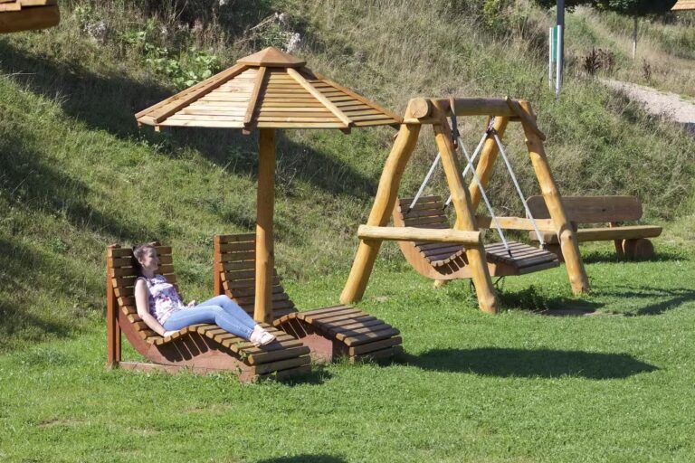 Eifel Camp Freilinger See Sonnenschirme und Liegestuehle auf gruener Wiese vom Campingplatz 1 768x512