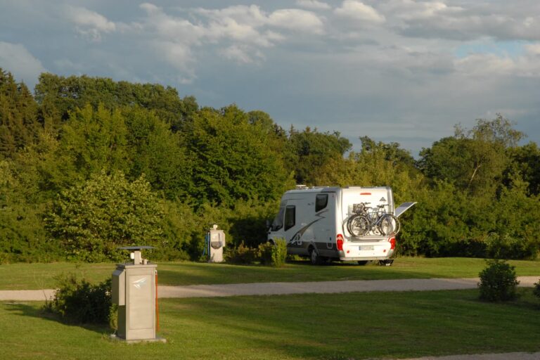 Eifel Camp Freilinger See Stellplatz vom Campingplatz auf gruener Wiese 1 768x512