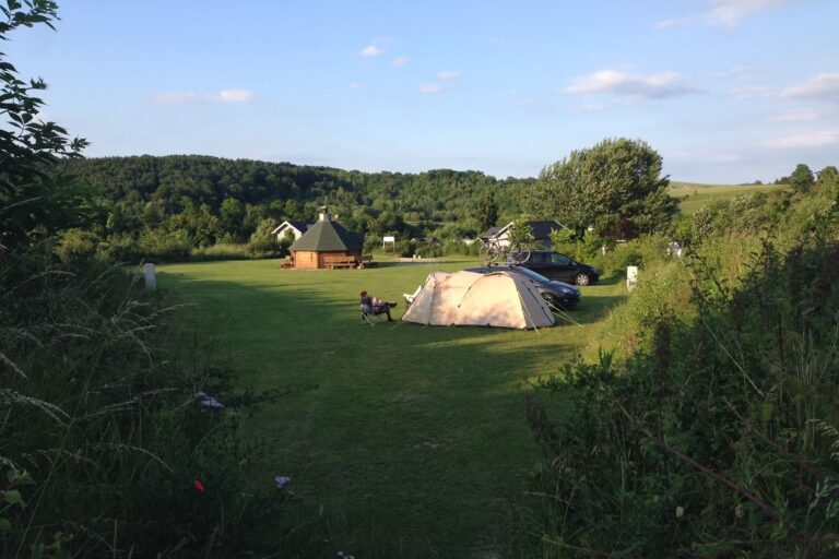 Eifel Camp Freilinger See Zeltplatz vom Campingplatz auf gruener Wiese 1 768x512