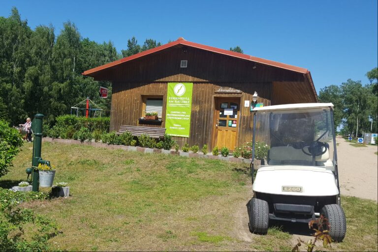 FKK Ferienidyll am Raetzsee Eingangsgebaeude mit Rezeption auf dem Campingplatz 768x512