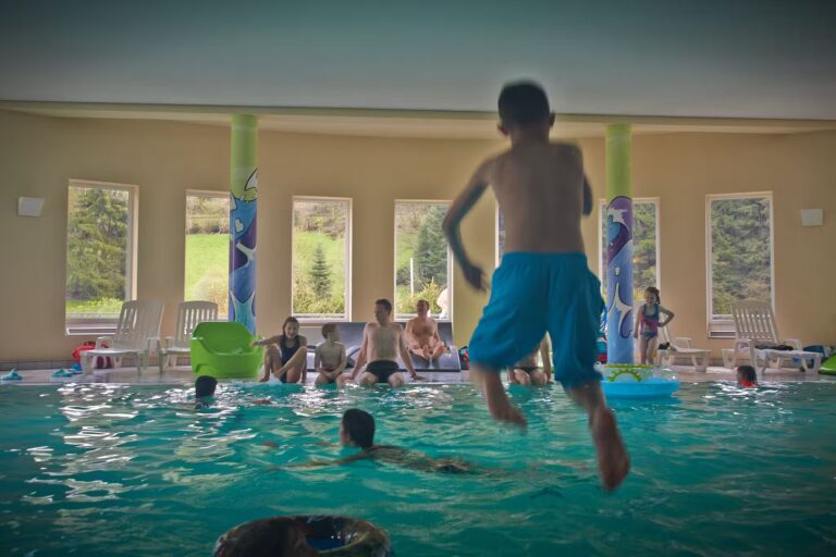 Family Resort Kleinenzhof Gaeste im Hallenbad 768x512