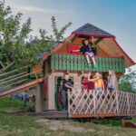 Family Resort Kleinenzhof Holzhaeuschen auf dem Spielplatz des Campingplatzes 150x150