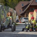 Family Resort Kleinenzhof Kinder beim Gokart Fahren  150x150