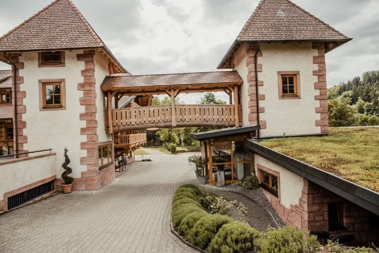 Ferienparadies Schwarzwaelder Hof Eingang zum Saunabereich 7f21077b e406 4356 b7ed ab550b57eda0 768x512