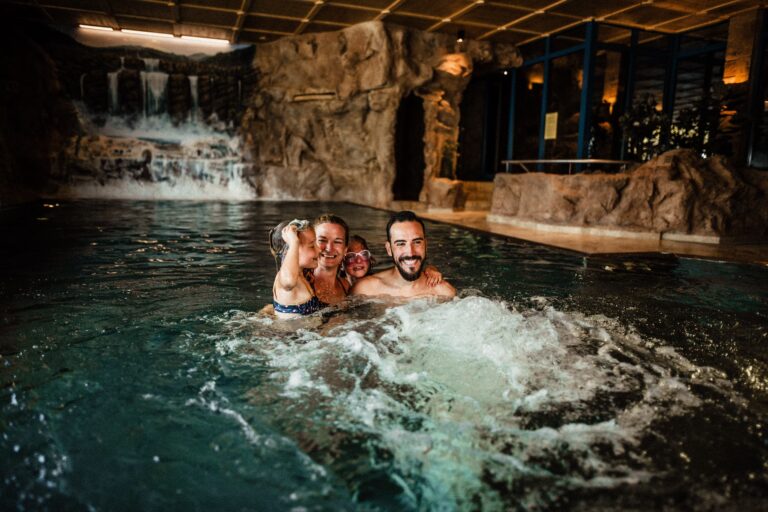 Ferienparadies Schwarzwaelder Hof Familie im Hallenbad 653c8c73 d182 43b1 9b99 82d0aaddd9d1 768x512