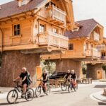Ferienparadies Schwarzwaelder Hof Gaeste beim Radfahren durch das Baumhaus Doerfle mit aussergewoehnlichen Mietunterkuenften 07ea64c0 e11e 47c5 a87a f3498e6f82f3 150x150