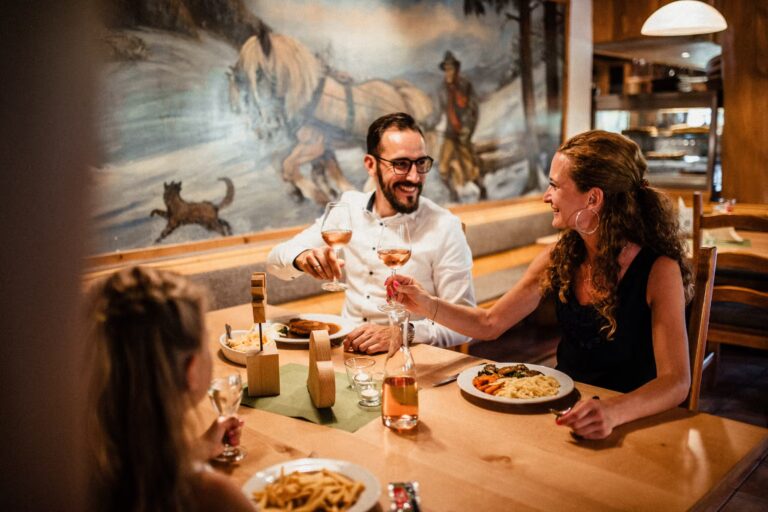 Ferienparadies Schwarzwaelder Hof Gaeste im Restaurant ae4958bb 62d1 4885 981b 17eacf7065d2 768x512