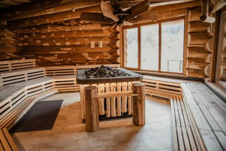 Ferienparadies Schwarzwaelder Hof Grosse Sauna mit Fensterblick in den Saunagarten 21dd9e0f 112c 4eee aad0 eb7b9658d9ec 768x512
