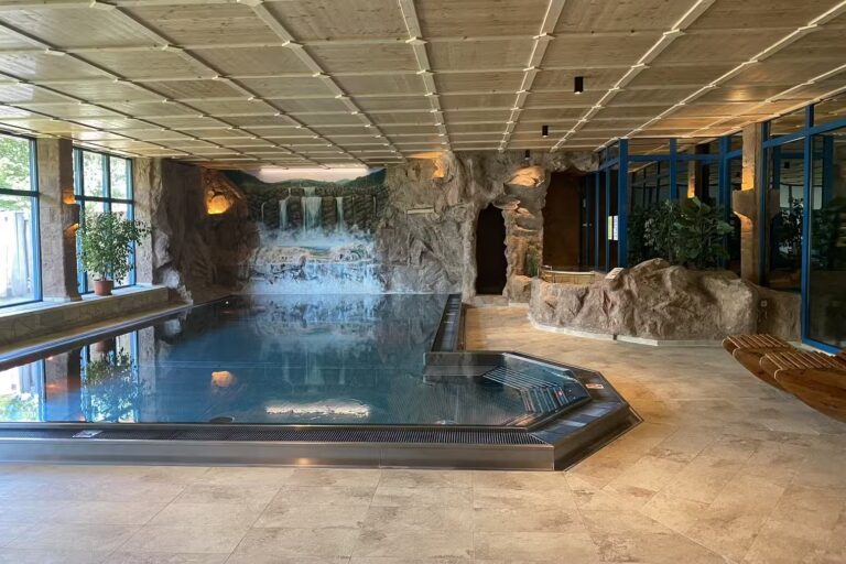 Ferienparadies Schwarzwaelder Hof Hallenbad auf dem Campingplatz 3c5de53e 5bcb 4f05 995d 62fea0455553 768x512