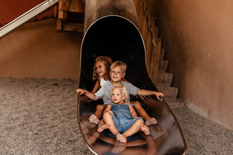 Ferienparadies Schwarzwaelder Hof Kinder auf der Roehrenrutsche im ueberdachten Spielbereich a77f2d2f 7e69 49e7 818d 9376e8e85a00 768x512