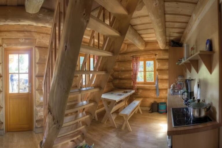 Ferienparadies Schwarzwaelder Hof Kueche und Essbereich einer Naturstammhaus Mietunterkunft c9ce5e3b 9689 445c bb23 7af2d4e63b39 768x512