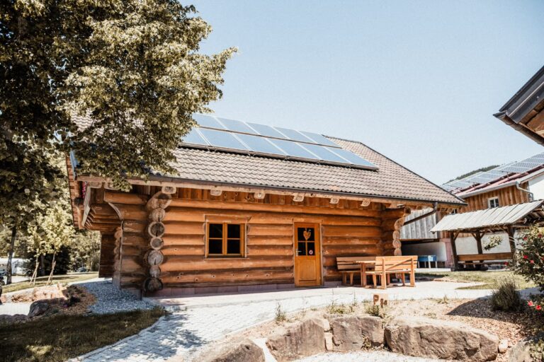 Ferienparadies Schwarzwaelder Hof Naturstammhaus Mietunterkunft mit Solarzellen auf dem Dach da3fa80c 1176 445c 9d4e 7fa5fcbc988e 768x512