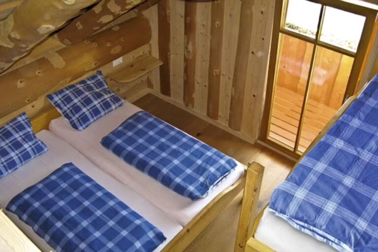 Ferienparadies Schwarzwaelder Hof Schlafzimmer fuer bis zu vier Personen in einer Naturstammhaus Mietunterkunft 1d68d50c d649 4b9a 9cb2 25c10145672e 768x512