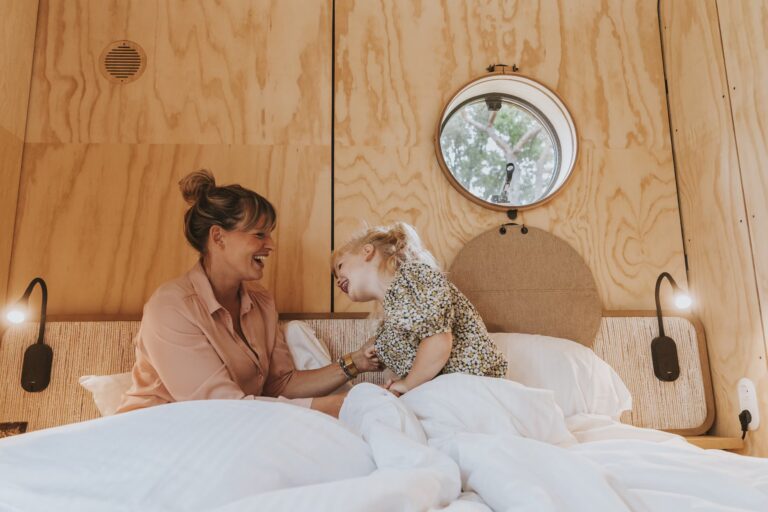 Ferienpark Beerze Bulten Mutter mit Kind im Schlafbereich des Mobilheims 600e523d 1fc7 4acd 8305 4001a8dd36ba 768x512