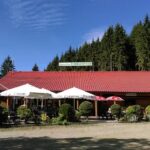 Ferienpark Birnbaumteich Restaurant mit Terrasse und Sonnenschirmen auf dem Campingplatz am Wald 150x150