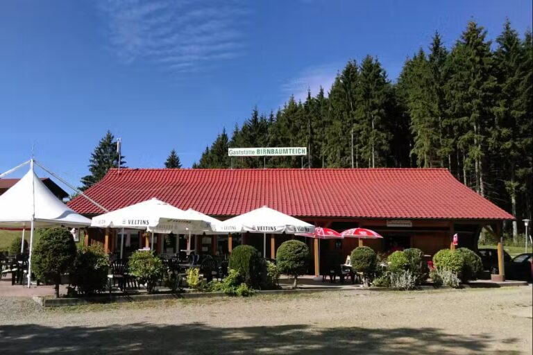Ferienpark Birnbaumteich Restaurant mit Terrasse und Sonnenschirmen auf dem Campingplatz am Wald 768x512