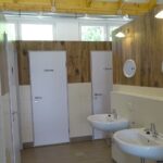 Ferienpark Birnbaumteich Sanitaergebaeude mit Waschbecken Spiegel Toiletten und Duschen 150x150