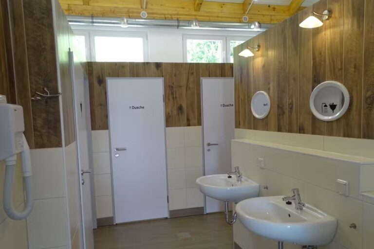 Ferienpark Birnbaumteich Sanitaergebaeude mit Waschbecken Spiegel Toiletten und Duschen 768x512
