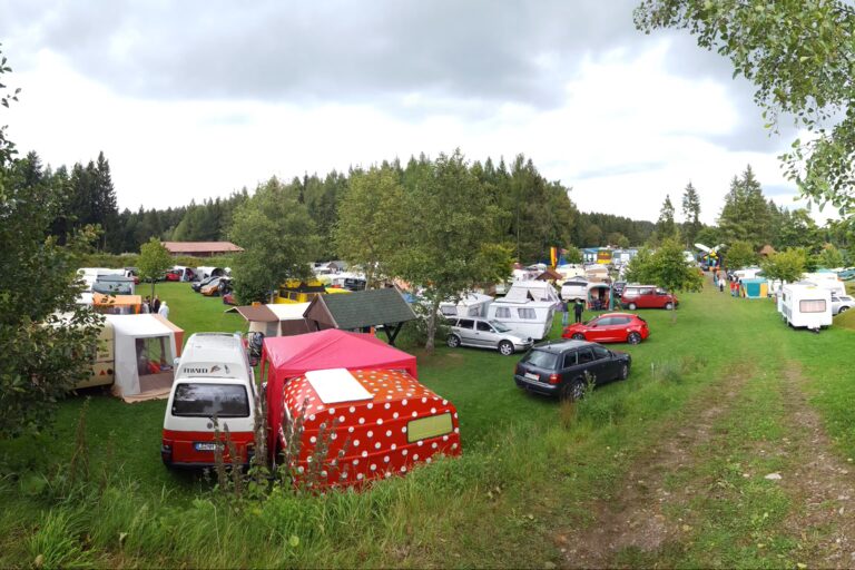 Ferienpark Birnbaumteich Stellplaetze im Schatten unter Baeumen neben dem See auf dem Campingplatz 768x512