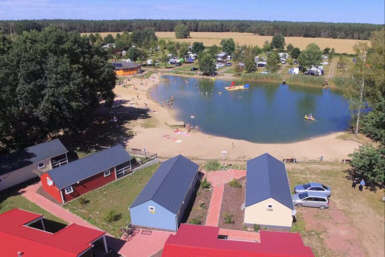 Ferienpark Ploetzky Luftaufnahme des Campingplatzes am See 4b82158b a5ce 4a08 8404 f122cbc2e24a 768x512