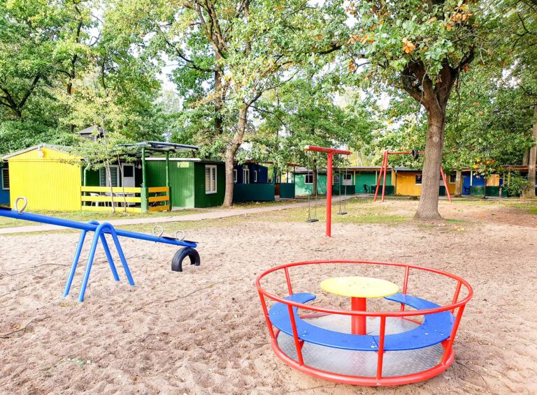 Ferienpark Ploetzky Spielplatz Wippe 768x566